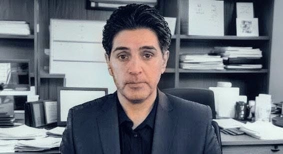 قُبلة على رأس أمريكا وأخرى على لحية إيران